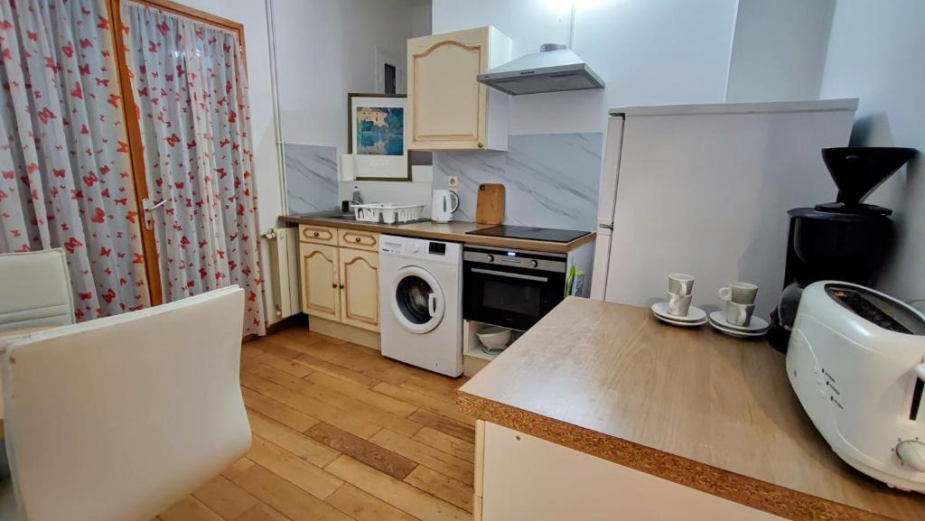 a small kitchen with a washer and dryer at Chambre Luxurieux Gris in Perpignan