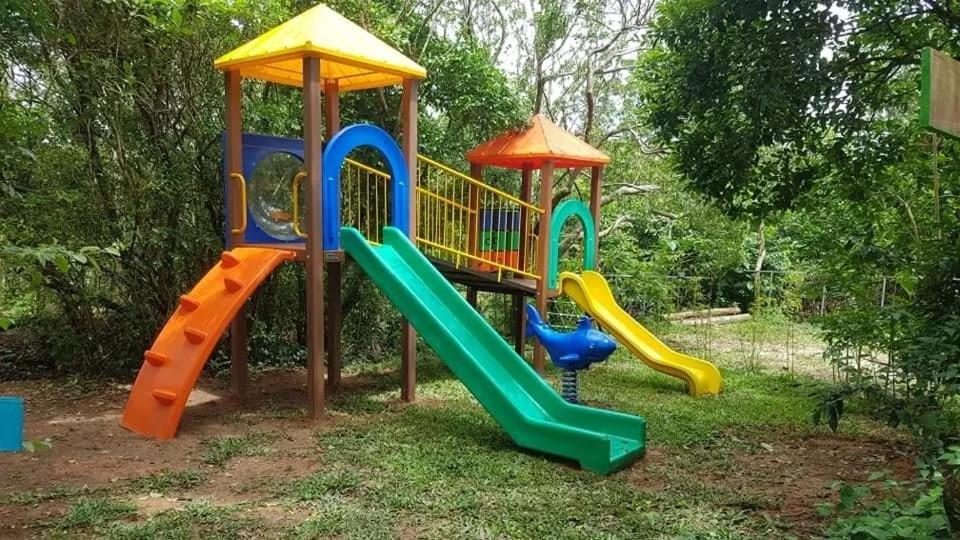 ピニェイラにあるResidencial Arcadia Pinheiraの滑り台と滑り台付きの遊び場