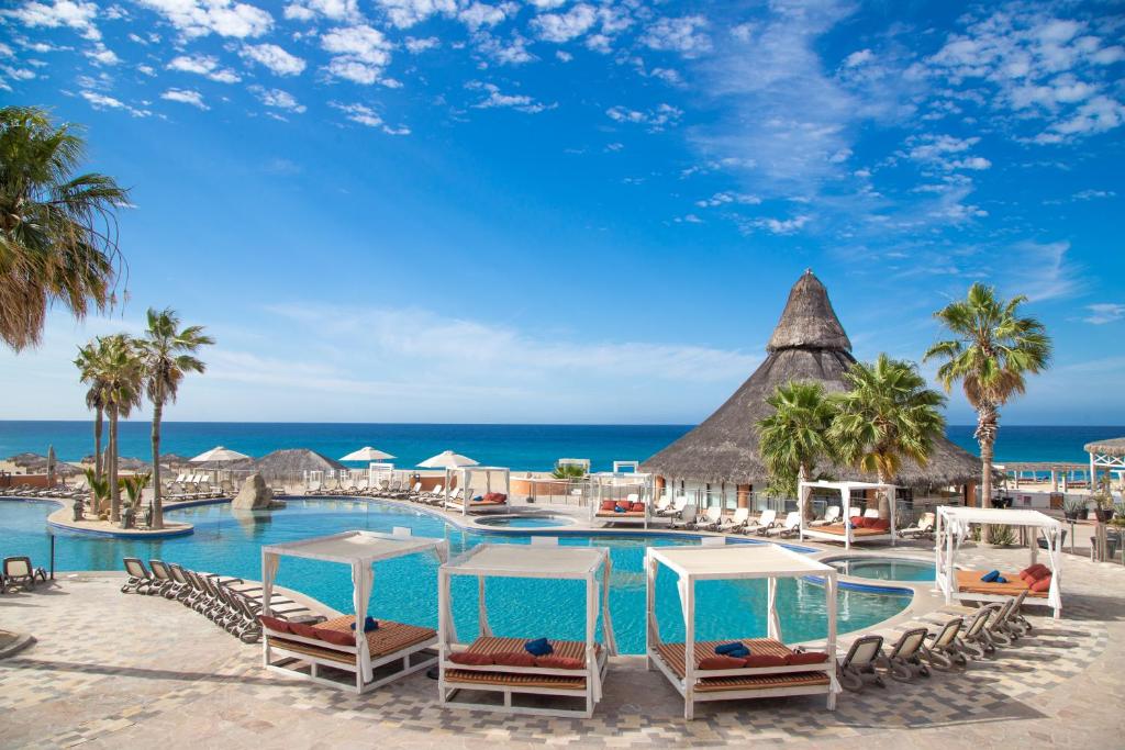 um resort com piscina e oceano em Sandos Finisterra All Inclusive em Cabo San Lucas