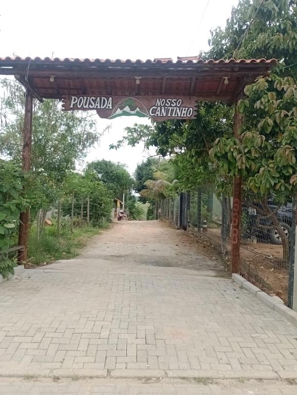 an empty road with a sign that reads pueblo cantina at Pousada Nosso Cantinho in Guarapari