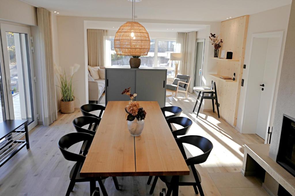 een eetkamer en woonkamer met een tafel en stoelen bij First-Class Domizil WILLINGEN-LODGE in zentraler Lage! in Willingen