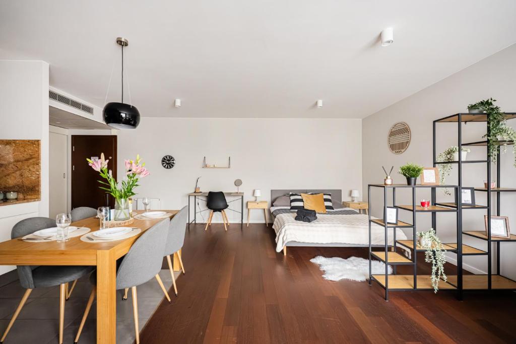 Un comedor y una sala de estar con mesa y sillas. en NiceOne Apartment Number 9 - W samym Centrum!, en Wroclaw