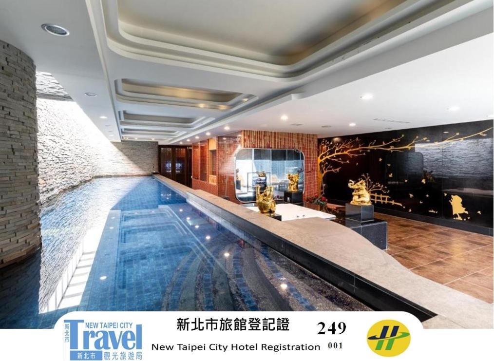 a large swimming pool in a hotel room at OHYA Chain Boutique Motel-Linkou in Linkou