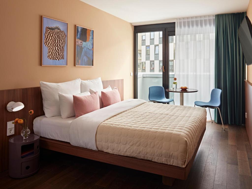 
Medium Studio with Kitchenette
