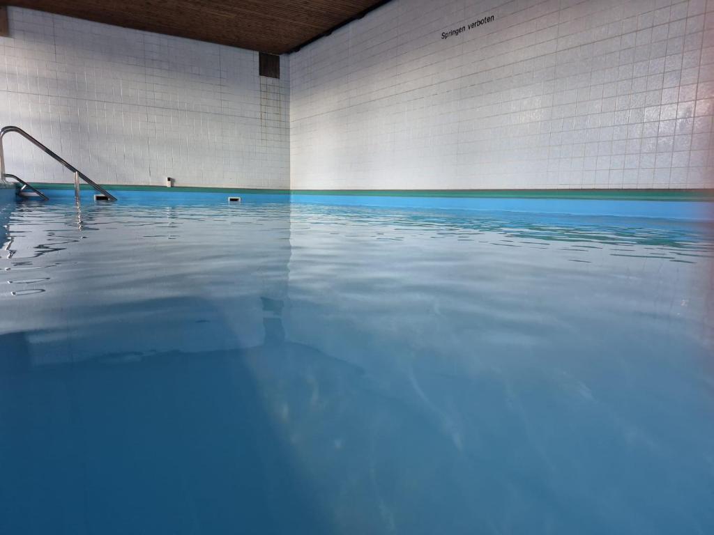 Bazén v ubytování Schwarzwald City Loft 2 nebo v jeho okolí