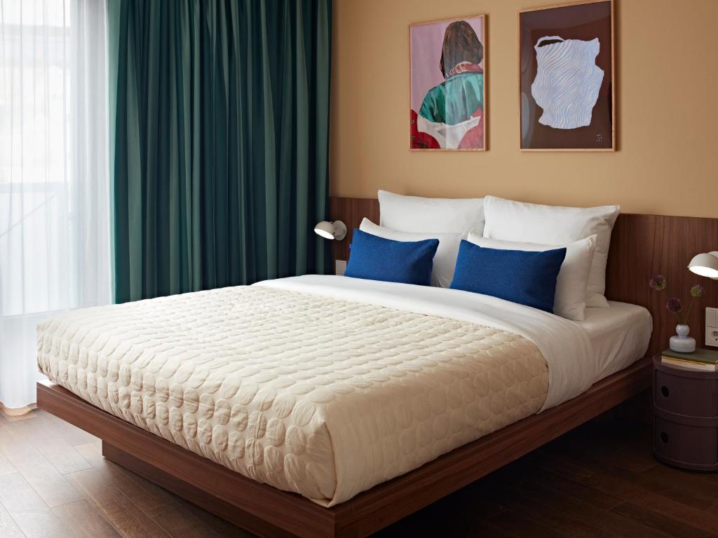 
 Large Studio with Kitchenette
