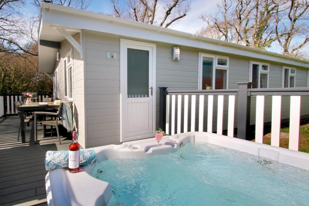 ミルフォード・オン・シーにある2 Bedroom Superior Lodge with Hot Tubの裏庭の小さな家