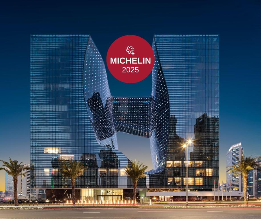 ドバイにあるME Dubai by Meliáの「ミッツリン」と書かれた看板のある大きな建物