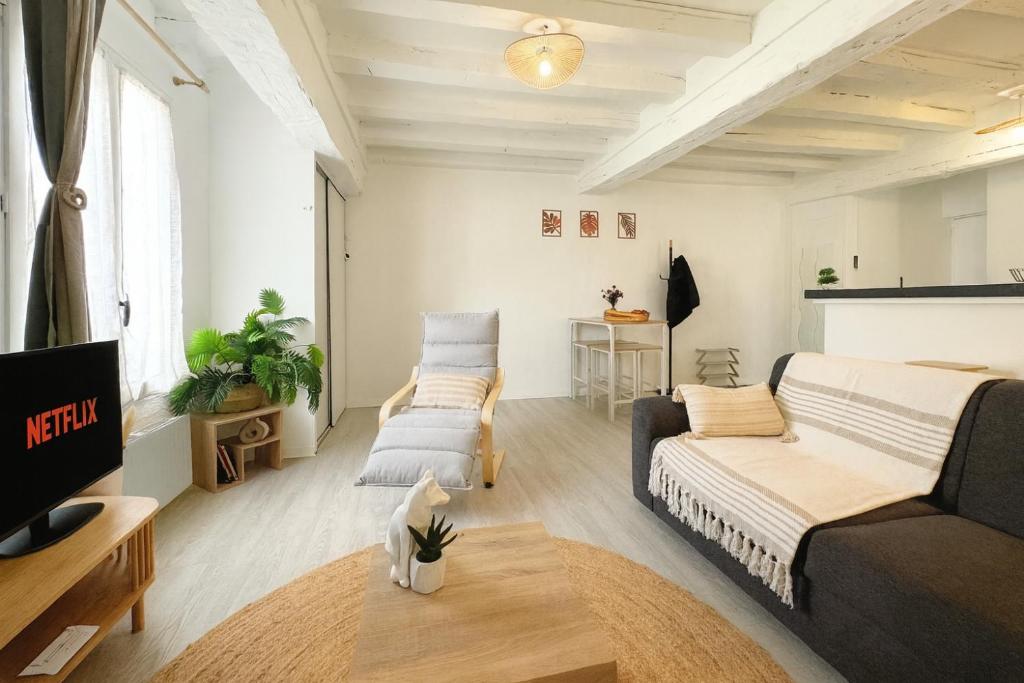Gallery image of Grace Even's Loft - Charme Médiéval & Confort Moderne - Wi-Fi Fibre, Netflix & Cuisine Équipée - Séjour Idéal en Duo ou Solo in Donnemarie-en-Montois