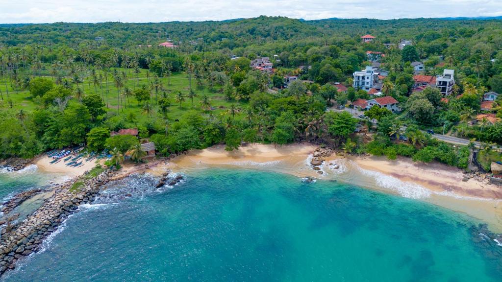 Una vista aérea de una playa con un resort. en Villa Tuskaara, en Tangalle