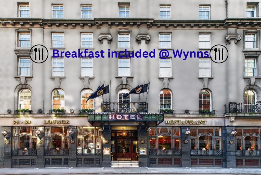 Una fachada de un hotel con un cartel que dice desayuno incluido o wyss en Wynn's Hotel, en Dublín