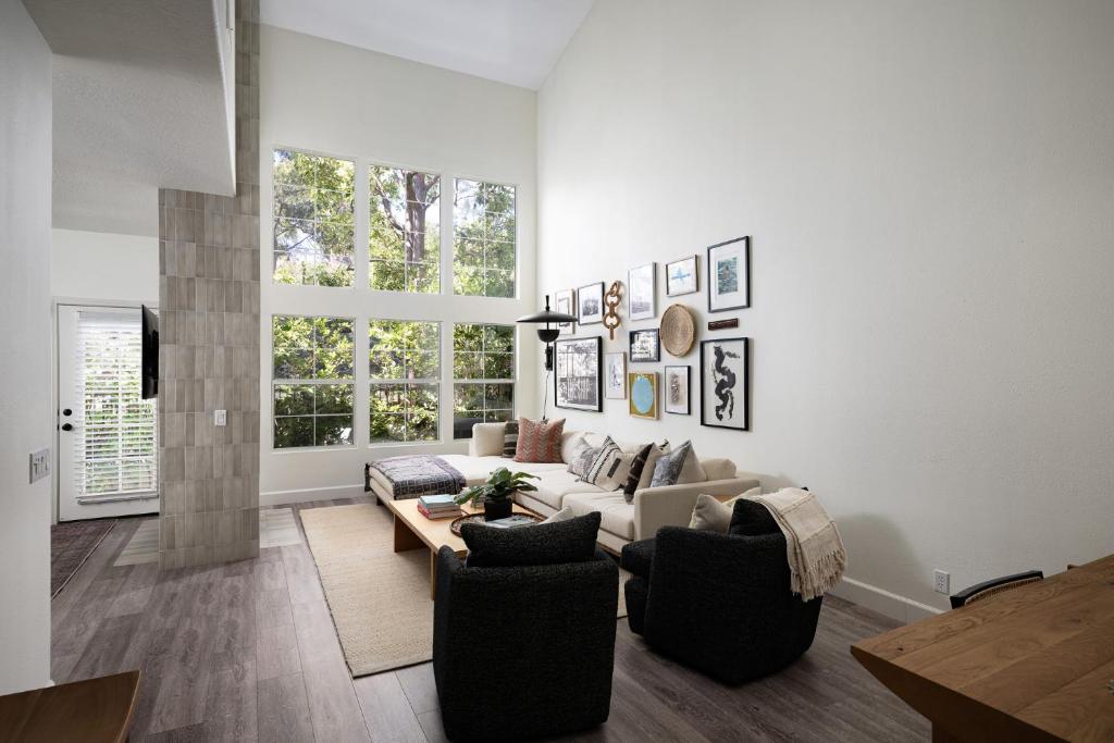 ein Wohnzimmer mit Couch und Stühlen in der Unterkunft Newport Coast Bungalow in Newport Beach