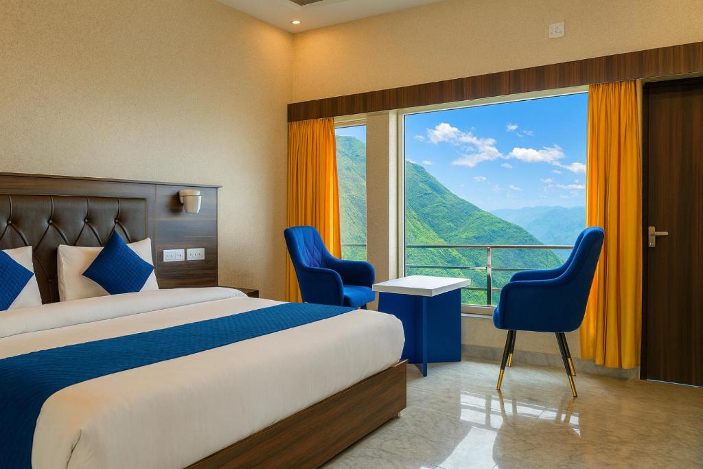 Postel nebo postele na pokoji v ubytování Hotel The HSR, Mussoorie #Scenic Mountain View #Premium Rooms #Cafe
