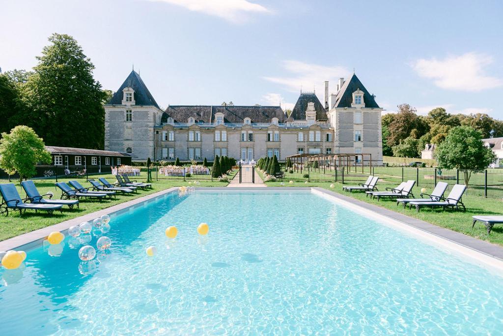 VernantesにあるChateau De Jalesnesの大きな家の前のスイミングプール