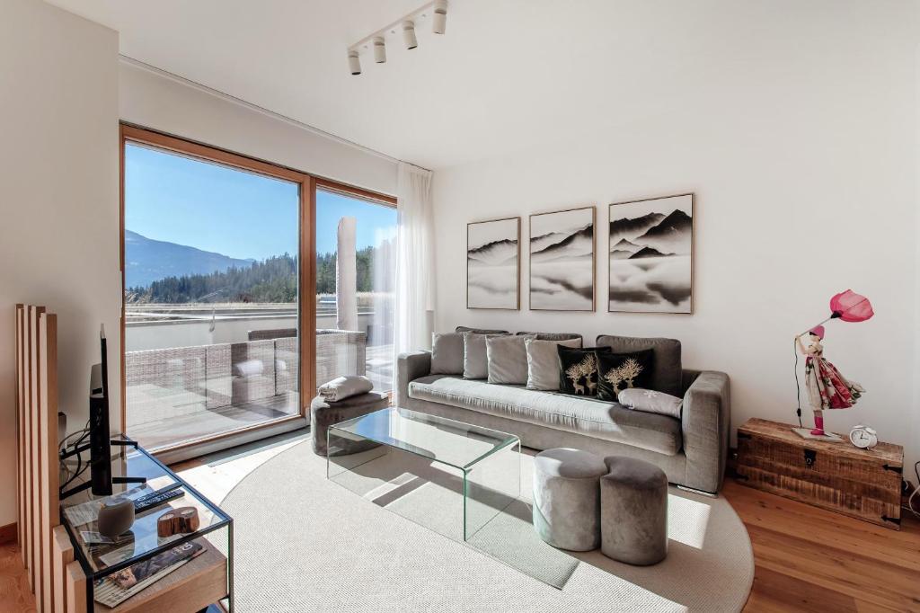 Χώρος καθιστικού στο Laax Alpine Lodge by Quokka 360 - terrace with magnificent mountain views