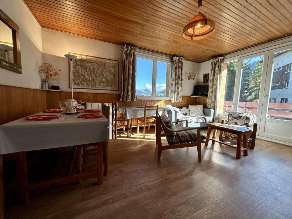 a living room with a table and a dining room at Appartement confortable 3 pièces, 6 couchages, balcon, proche pistes et télécabine – La Salle-les-Alpes - FR-1-330F-101 in Serre Chevalier