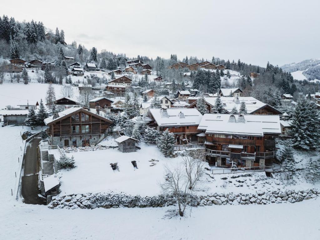 un pueblo cubierto de nieve con edificios en Zannier Le Chalet, en Megève