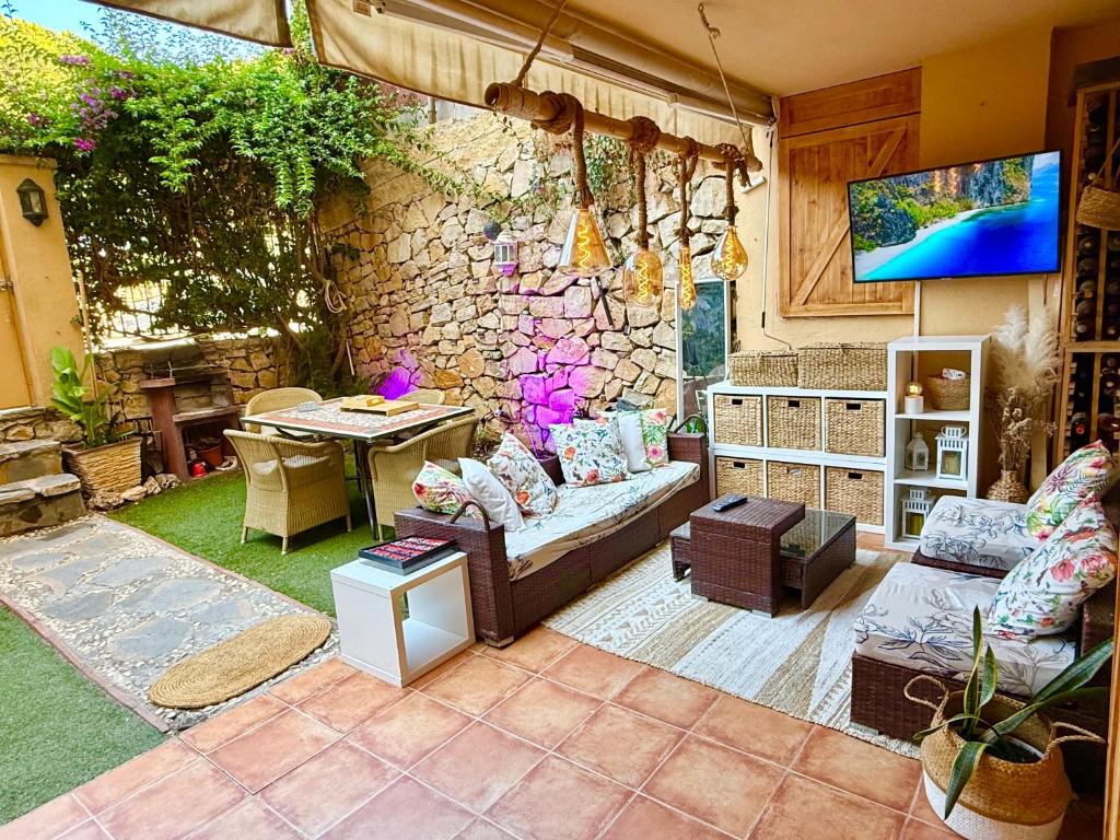a living room with a couch and a table at Residencial Bajo con jardín y jacuzzi privado Calahonda Royale in Cabopino