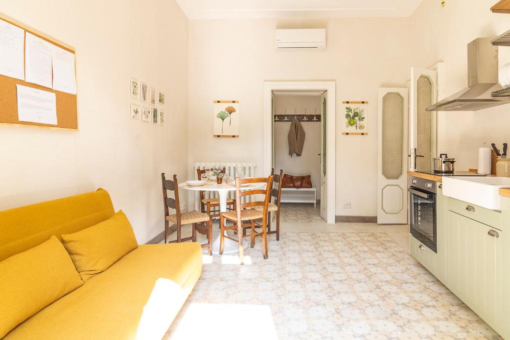 a living room with a couch and a table with chairs at La Maison Castello in Abbiategrasso
