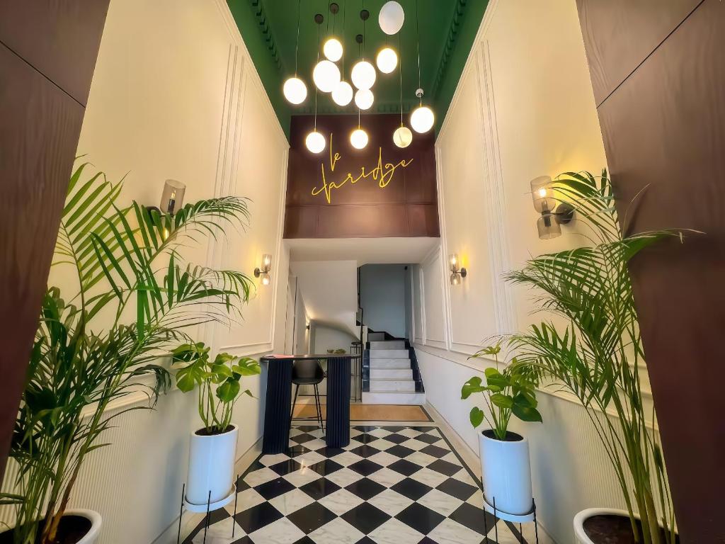 einen Flur mit Topfpflanzen und eine Treppe in der Unterkunft Maya Suites - Premium Luxury Stay in Casablanca