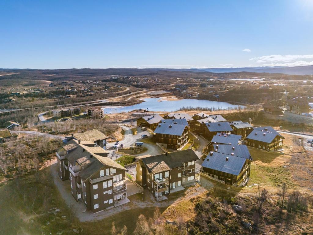 ヤイロにあるKikut Panorama Geilo Ski-in Ski-outの川付きの大家の空中風景