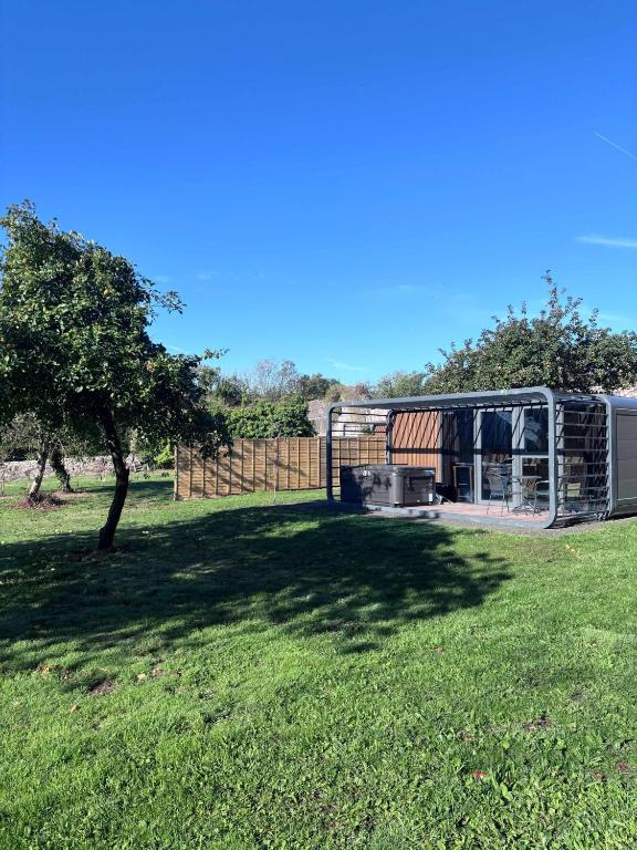 Κήπος έξω από το Glamping Pod with Hot Tub in Orchard