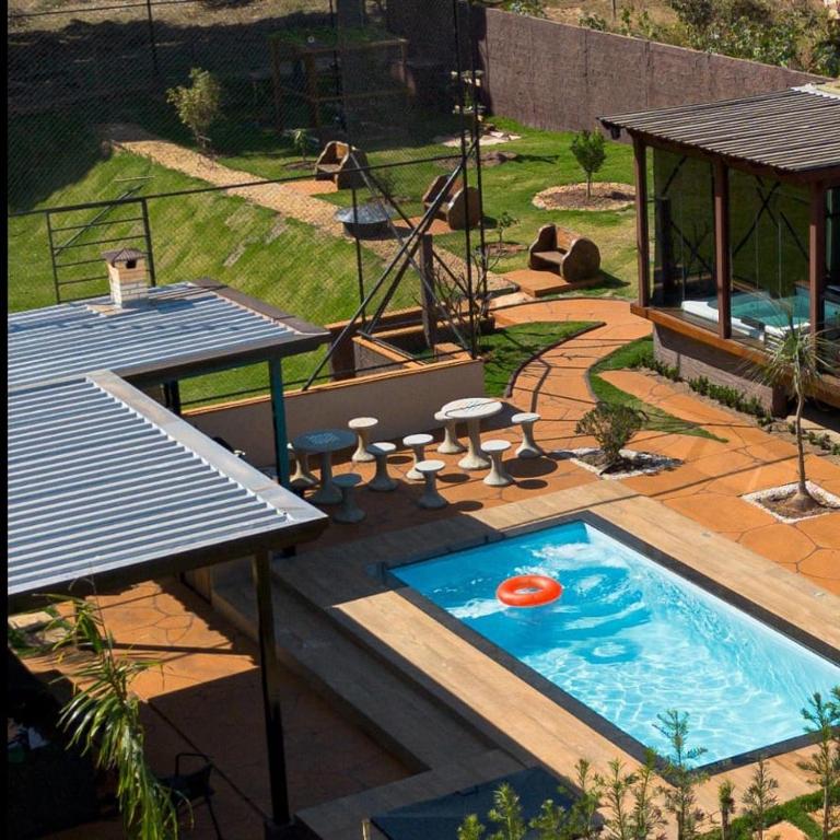 a backyard with a swimming pool with a frisbee in it at Casa Container in Santa Rita do Passa Quatro