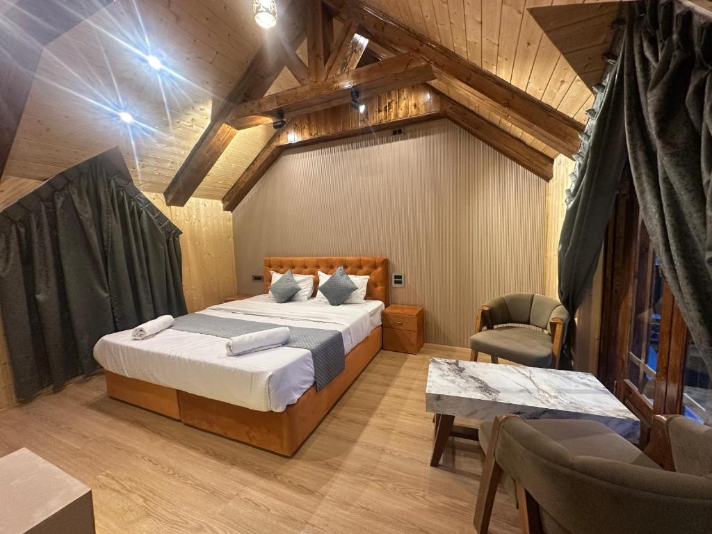 une chambre avec un grand lit dans une pièce dans l'établissement Cliffside cottage, à Tangmarg