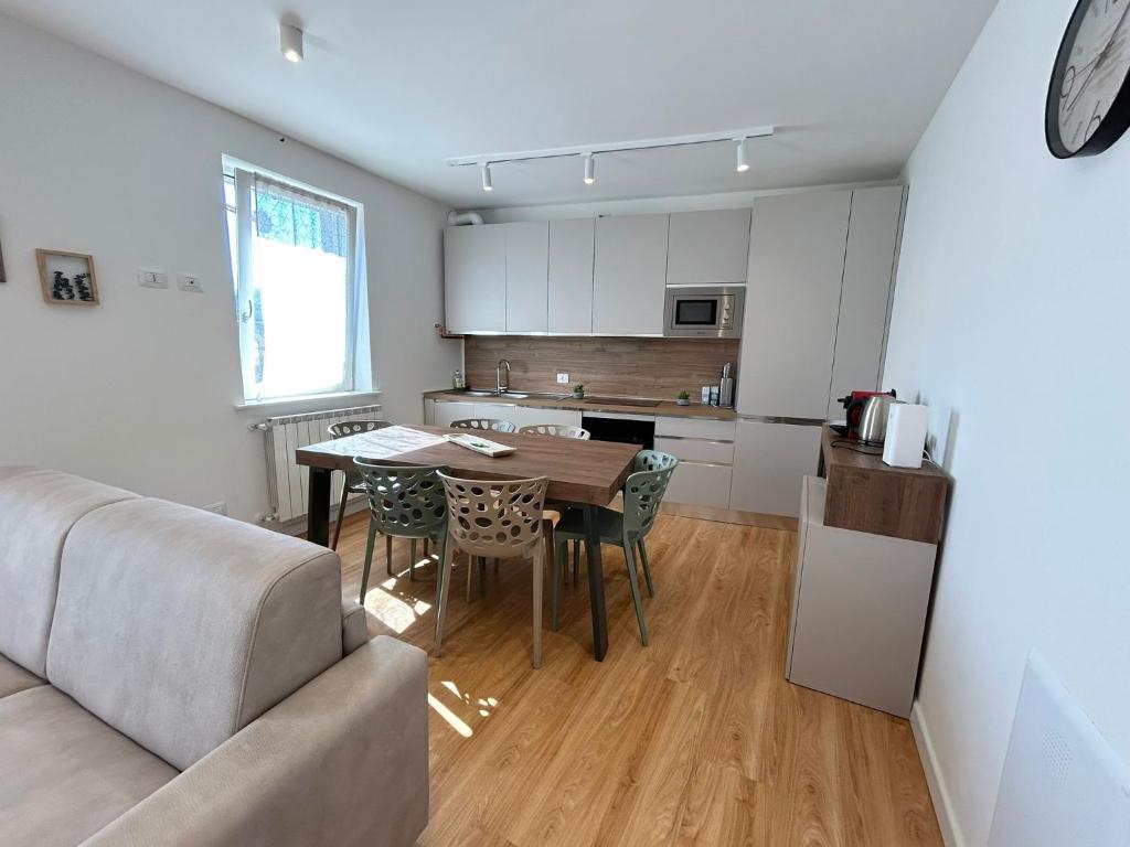 Il comprend un salon et une cuisine avec une table et un canapé. dans l'établissement Trilo Giudici, à Clusone