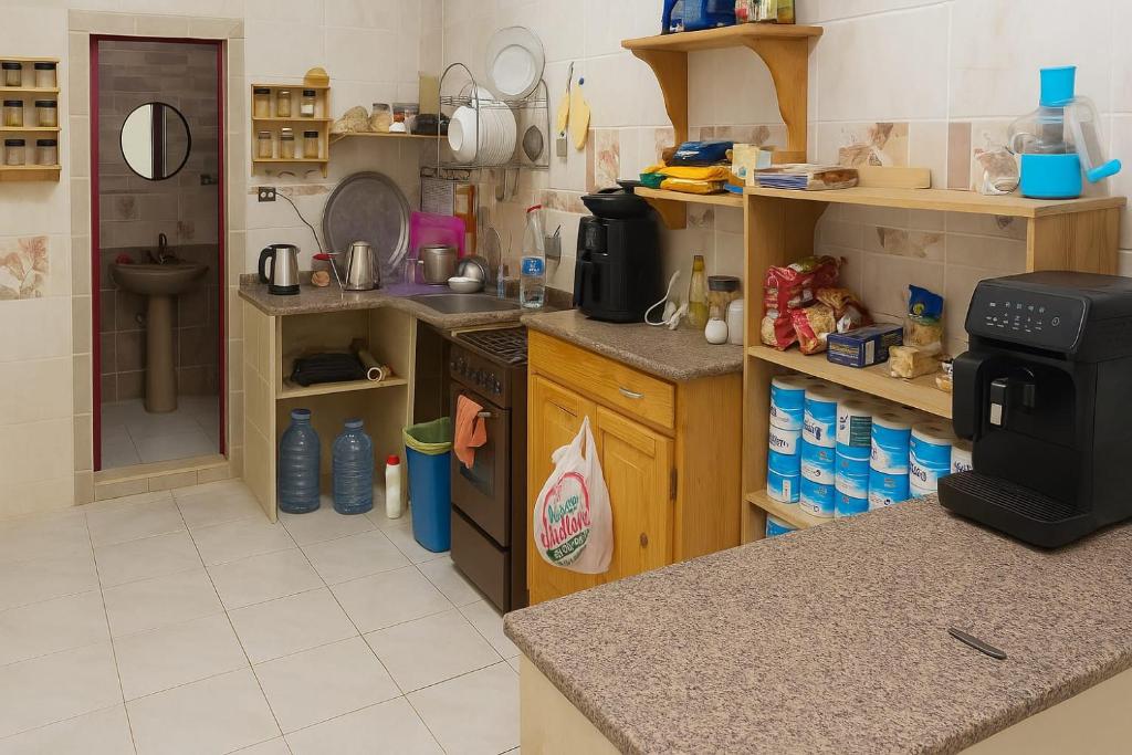 een kleine keuken met een spoelbak en een fornuis bij feel lik your home in Saint. Catherine