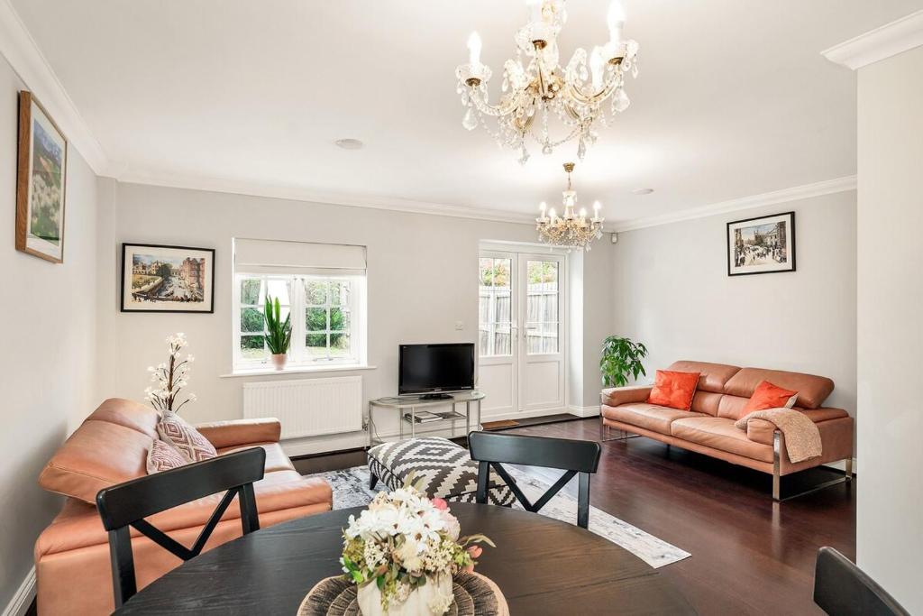 a living room with a couch and a table at Chic 3Bed House & Garden Near Shelford High Street in Trumpington