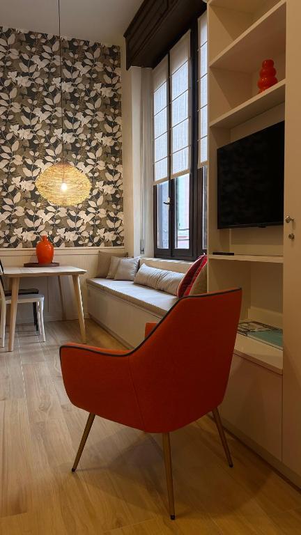 a living room with a couch and a tv at Green Park in Salò