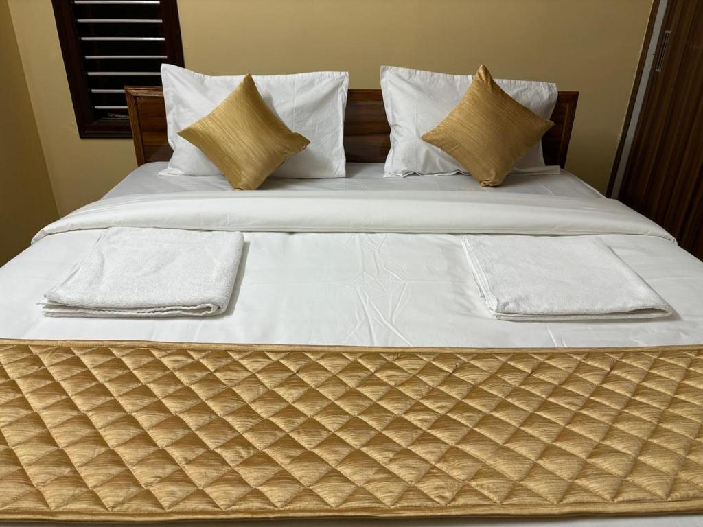 Ένα ή περισσότερα κρεβάτια σε δωμάτιο στο Sai Srinivasa Home Stay