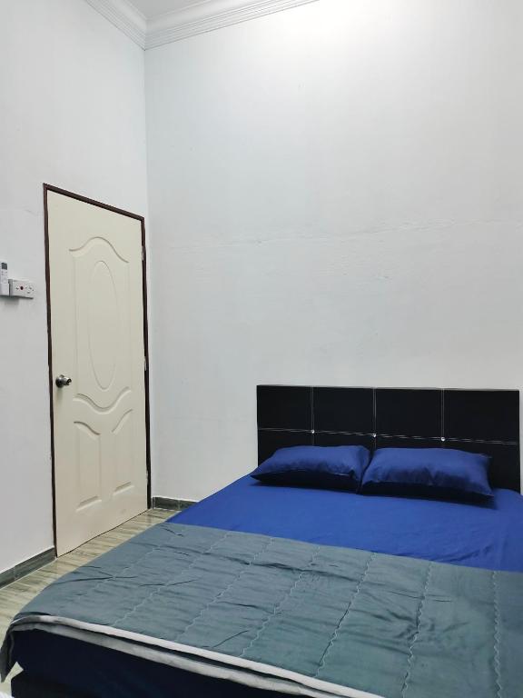 KodiangにあるD'Aleena Homes Kodiang - Guesthouse 2のベッドルーム1室(青いベッド1台、白いドア付)