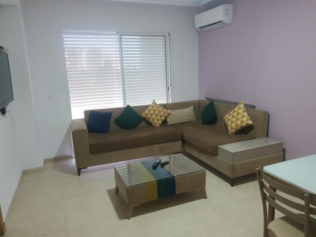 a living room with a couch and a table at S2 lux jardin carthage in Tunis