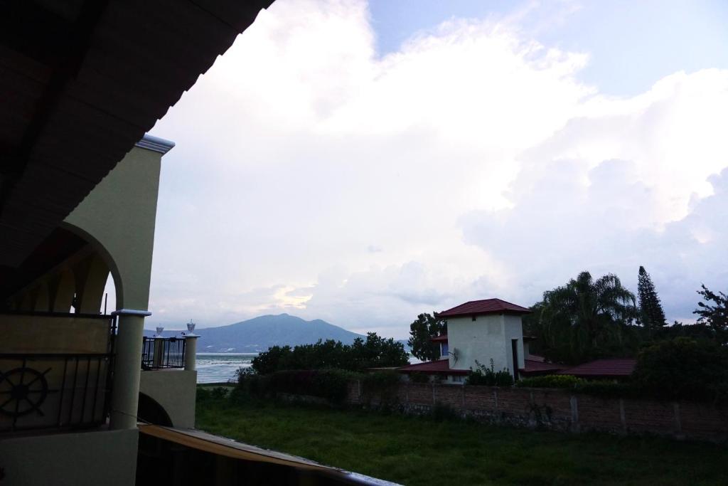 Una vista del océano desde una casa en Mini Lofts Ajijic, en Ajijic