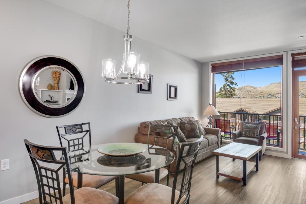 ein Wohnzimmer mit Tisch und Stühlen und einer Couch in der Unterkunft Chelan Resort Suites - Concord Bliss #305 in Lakeside