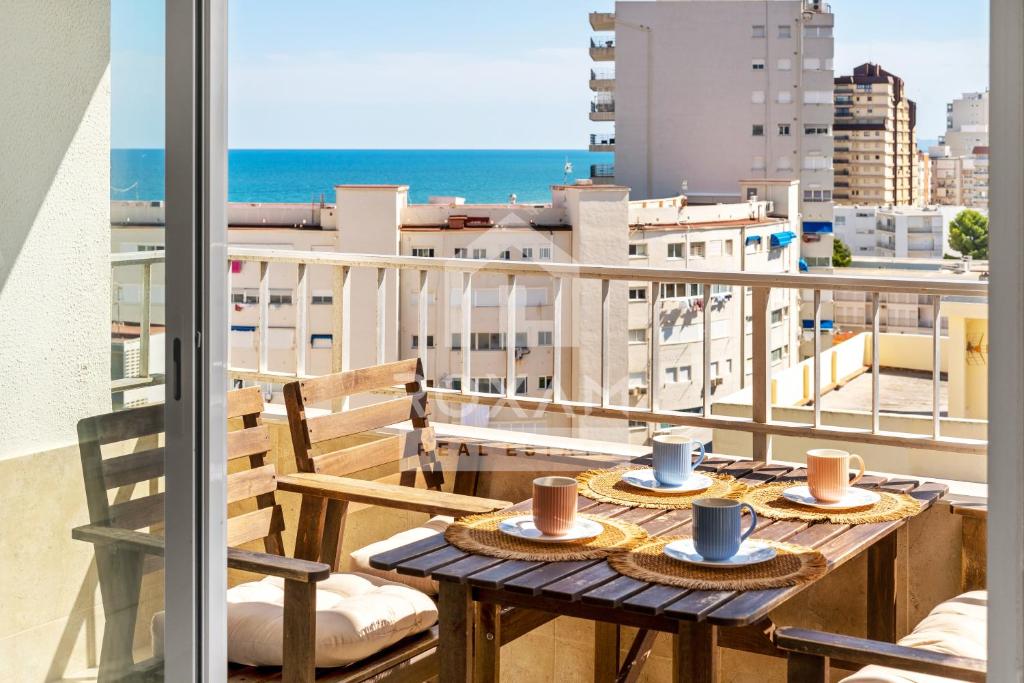 un tavolo sul balcone con vista sulla città di Vista al Mar 10 Gandía a Playa de Gandia