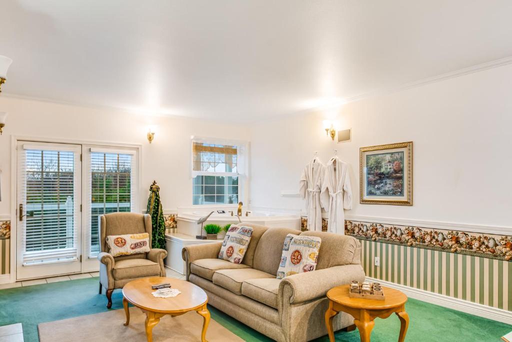 Posezení v ubytování The Chattanooga at Judith Ann Inn