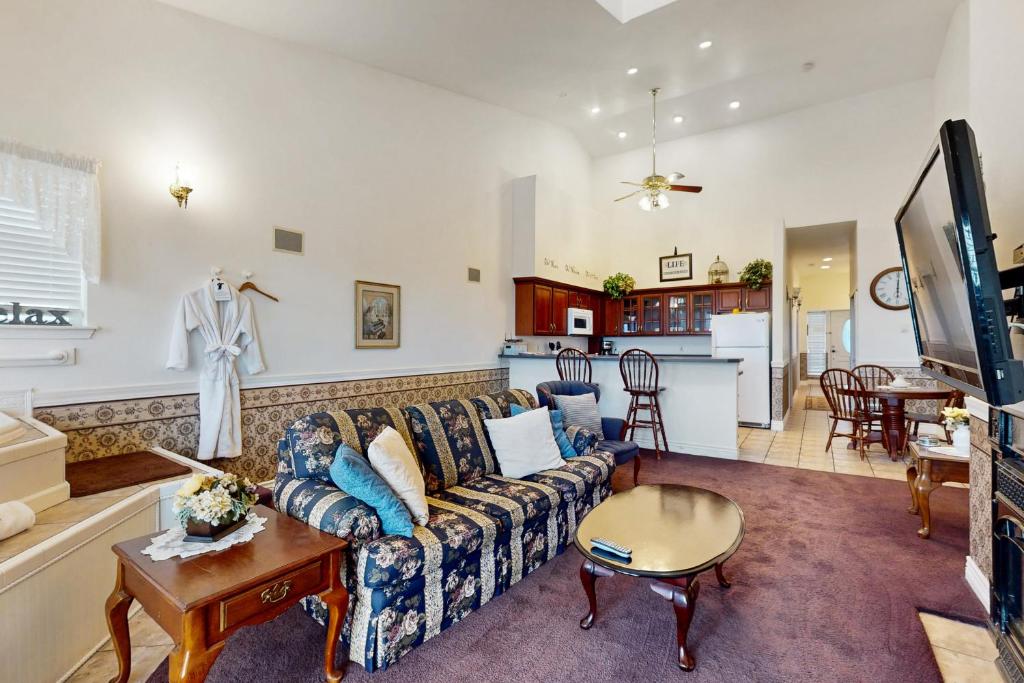 TV a/nebo společenská místnost v ubytování The Richmond at Judith Ann Inn