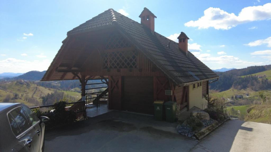 een klein huis met een dak met uitzicht bij Apartment-Koželj in Dobrna