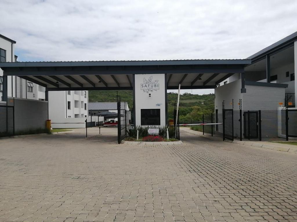 Un estacionamiento con un gran edificio con un cartel que dice "mira mi ciudad". en Luna Luxury Living, en Nelspruit