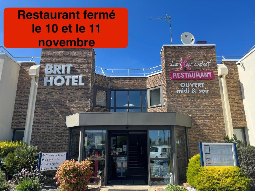 a hotel with a sign that reads restaurant genre lvl let let ie nowhere at Brit Hotel Quimper Nord in Ergué-Gabéric