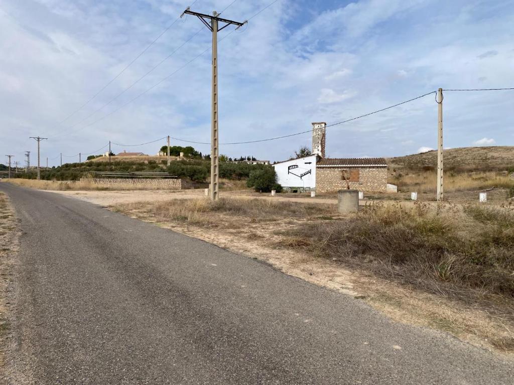 un camino vacío con un edificio a su lado en RnR BednBreakfast, en Caspe