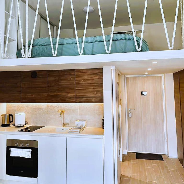 une cuisine avec un évier et un plan de travail dans l'établissement Tivat Cocoon Studio, à Tivat