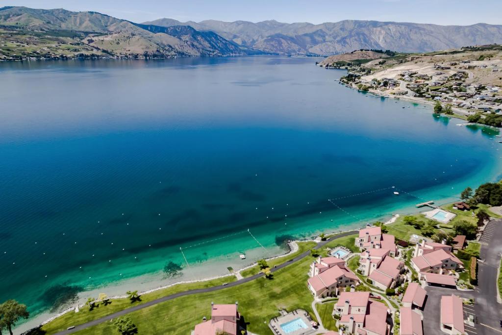 eine Luftansicht eines großen Wasserkörpers in der Unterkunft Lake Chelan Shores Chelan Beauty 18-7 in Lakeside