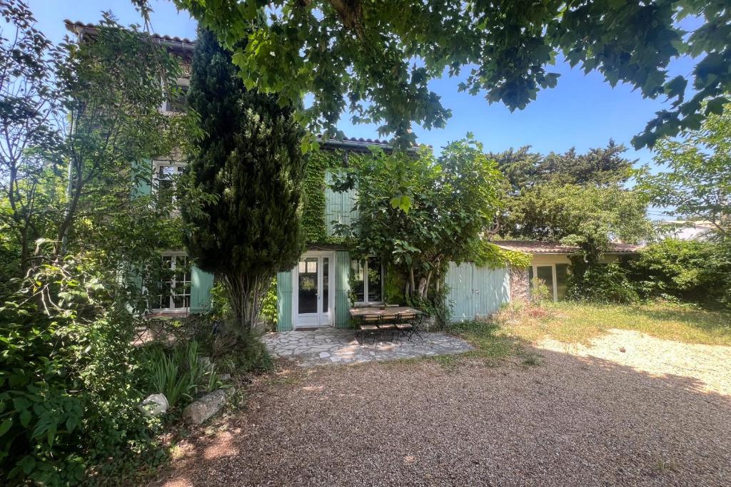 Stone house in Isle-sur-la-Sorgue