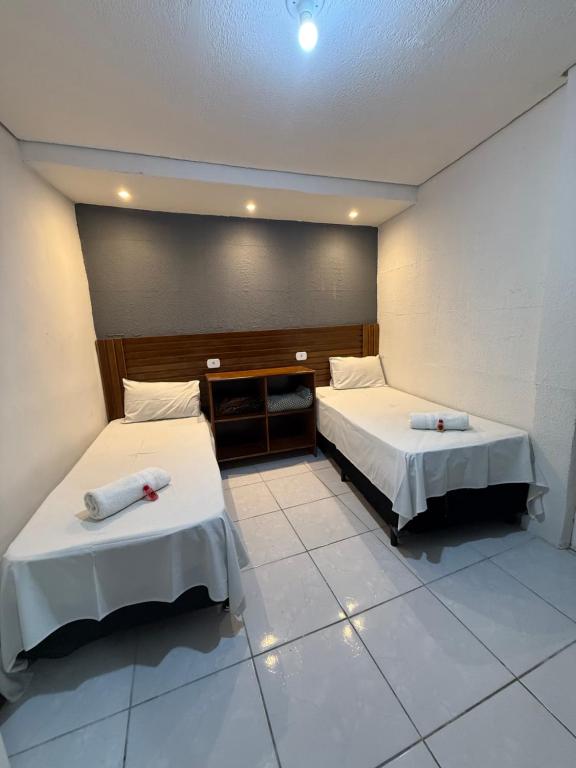 サンパウロにあるHotel Nações Unidasのタオルが敷かれたベッドが2つある部屋