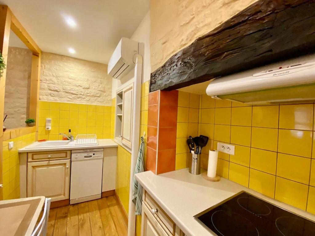 Η κουζίνα ή μικρή κουζίνα στο Maison de ville Le Rempart