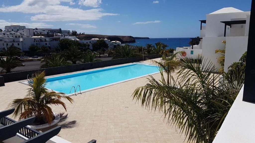 una piscina con vista al mar en Casa Bidasoa 35, en Playa Blanca